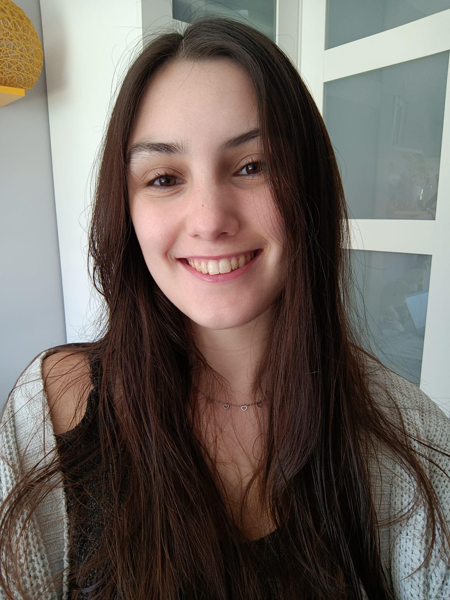 Retrato de Andrea Espinosa, psicóloga general sanitaria, sonriendo